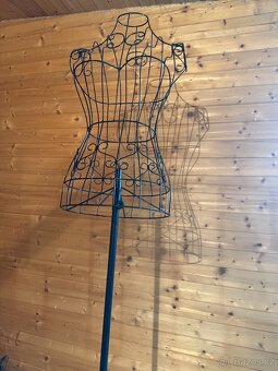 Dámské torzo, černé, kovové - 5