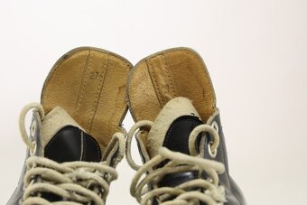 Prodám starší dětské kožené brusle - 5