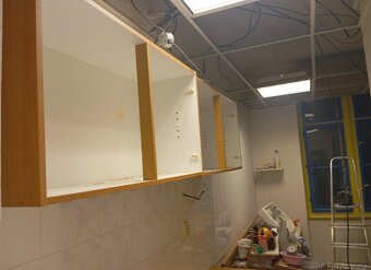 Kuchyňská linka se dřezem a policemi - 5