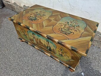 STAROŽITNÁ KRÁSNĚ MALOVANÁ TRUHLA PO RENOVACI - 5