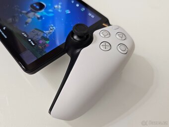 PLAYSTATION 5 SLIM s MECHANIKOU + PLAYSTATION PORTAL REMOTE - 5