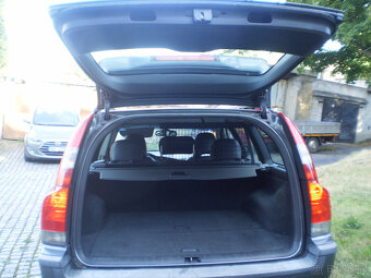 PRODÁM VOLVO V70 D5 AWD 120 kw r.v.2004 T.K.2026 4X4 - 5