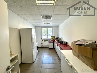 1/2 spoluvlastnického podílu areálu s administrativní budovo - 5