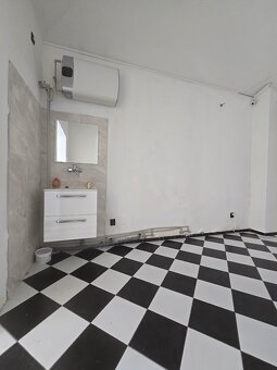 PRONÁJEM OBCHODNÍHO PROSTORU 40m2 - 5
