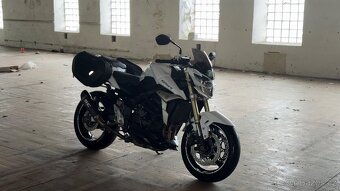 Suzuki GSR 750 - 5