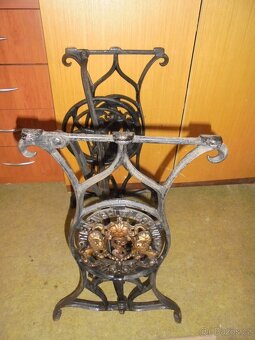 starý litinový stolek bez desky - 5