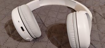 Sluchatka sony a ješté jedny...celkem 1300kč - 5