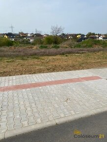 Prodej zasíťovaného rovinatého stavebního pozemku 851m2, Hře - 5