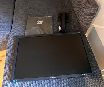 2x monitor Samsung S24E650 + drzak, kabely - komplet - 5