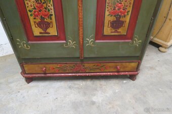 Malovaná skříň po celkové starší renovaci - 5