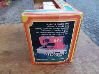 Retro hračka šicí stroj na baterie 70 léta - 5