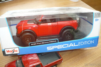 Model,auto,8 modelů 1:18 + 5 modelů zdarma. - 5