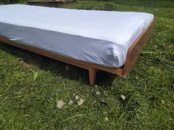 Prodám dřevěnou válendu 80x194 cm včetně matrace - 5