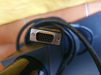 4x HP LP2275w (22palců) DVI a Display port výstup - 5