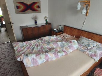 Obývací stěna, postel a skříně - 5
