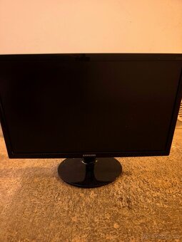 22" LCD monitory více kusů k dispozici - 5