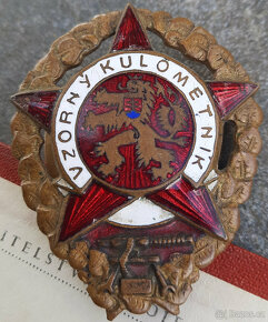 Čestný odznak Vzorný kulometník dekret vyznamenání etue ČSLA - 5