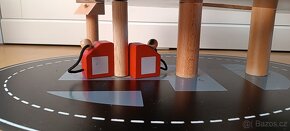 Dřevěné parkoviště + sada autíček - 5