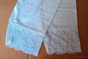 BÍLÉ ŠATY S KNOFLÍKY + LEGÍNY - 5
