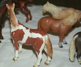 45. Koně zn. Schleich, Hanoverské hříbě, Pinto valach atd. - 5