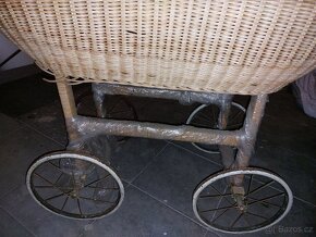 Starožitný retro košík - kočárek proutěný. - 5