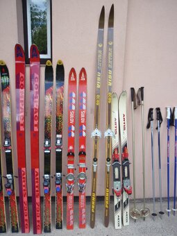 Lyžařská výbava - 9 párů lyží, hůlky, boty - 5