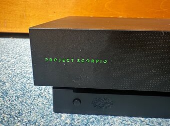 Prodám xbox one X 1tb limit edice scorpio + controller+ hra - 5