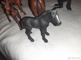 43.Schleich Hanoverská klisna, její hříbě a hříbě Percheróna - 5