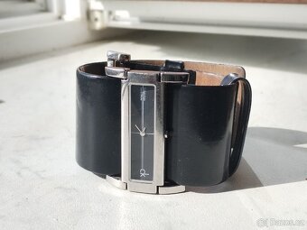 Calvin Klein manžetové hodinky
Černá kůže - 5