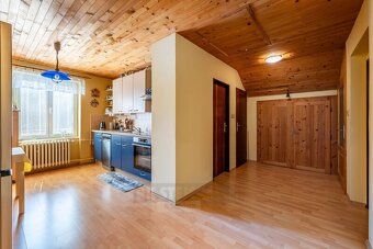 Prodej rodinného domu s dvěma bytovými jednotkami 3+1, 280 m - 5