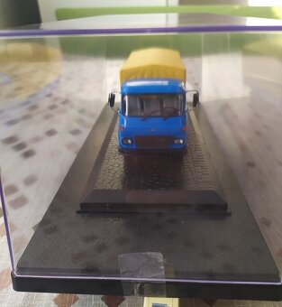 Avia 1:43 ve vitrínce. - 5
