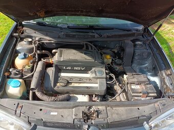 VW Golf IV 1.4 16V benzín - 5