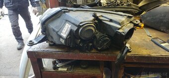 Prave predni svetlo xenon skoda rapid 5jb941016a - 5