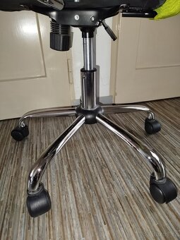 Dětská židle na kolečkách s područkami - 5