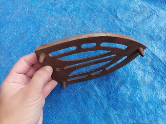 Litinový stojánek pod žehličku II. - 5