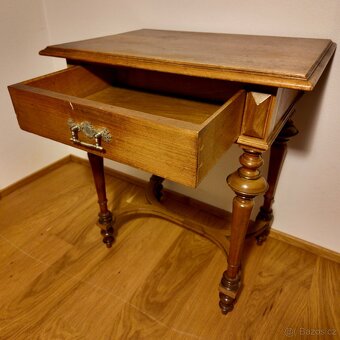 Starožitný švýcarský stolek z masivního dřeva - 5