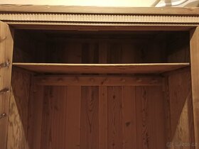 stará šatní skříň - 5