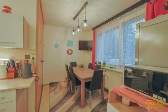 Prostorný 2+1 se zasklenou lodžií a výhledem na dětské h. - 5