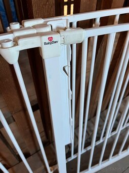 Dětská ohrádka ke krbu BabyDan Flex L 90-225 bílá - 5