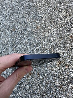 iPhone 12 - baterie 100% - 5