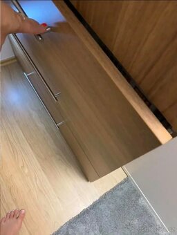 Šatní skříň s dřevěným dekorem - 5