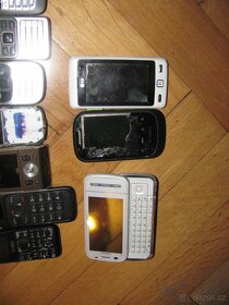 Sbírka starších telefonů - 5