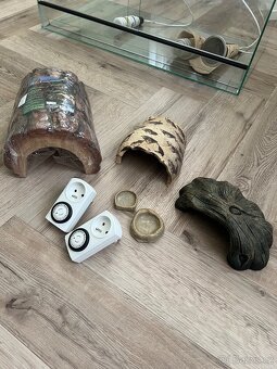 Terárium s dvojím větráním a elekroinstalací - 5