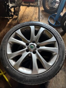 Prodám alu kola r17 original skoda pneu na dojetí  - 5