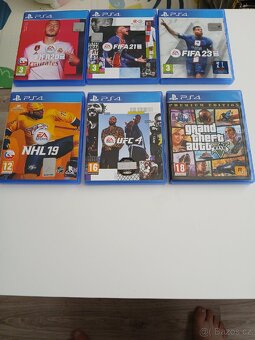 Playstation 4 + příslušenství - 5