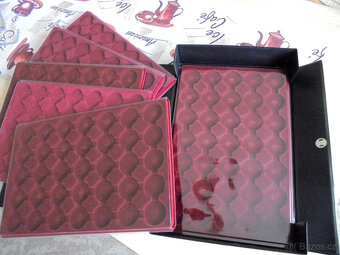 Kufřík a zásuvky na mince. - 5