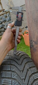prodám 1 kus zimní pneu Vedestein 195/65R15-017 - 5