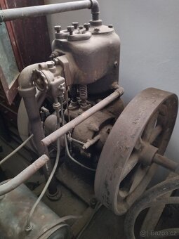 Starý stabilní motor SLAVIA 4HP - 5