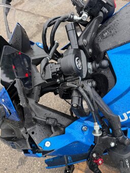 Suzuki GSX 8R, 61kw rv:2024/9 najeto:12tis havarované - 5