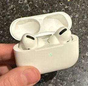 Apple AirPods Pro sluchátka v hezkém stavu - 5